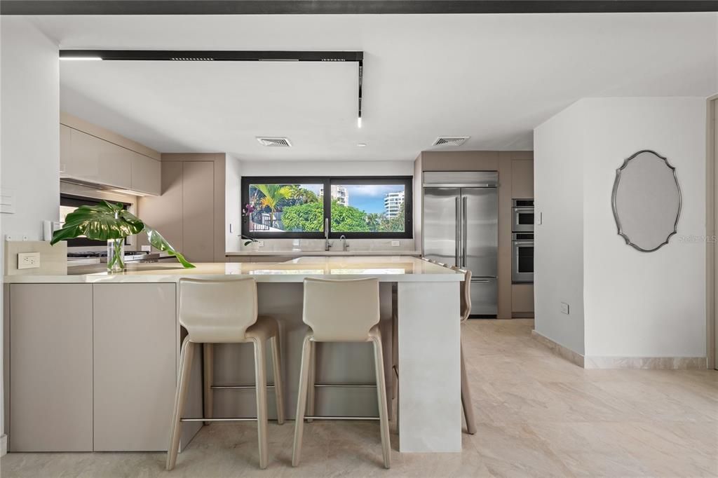 合同活跃: $2,250,000 (4 贝兹, 5 浴室, 3100 平方英尺)