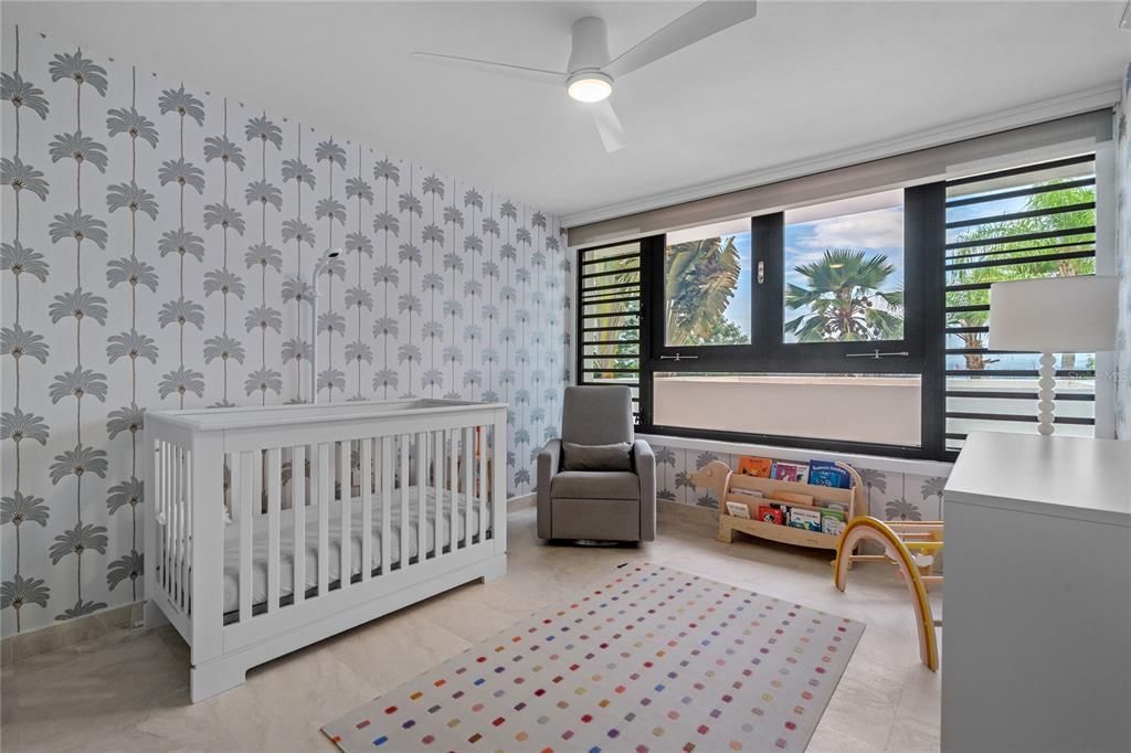 合同活跃: $2,250,000 (4 贝兹, 5 浴室, 3100 平方英尺)