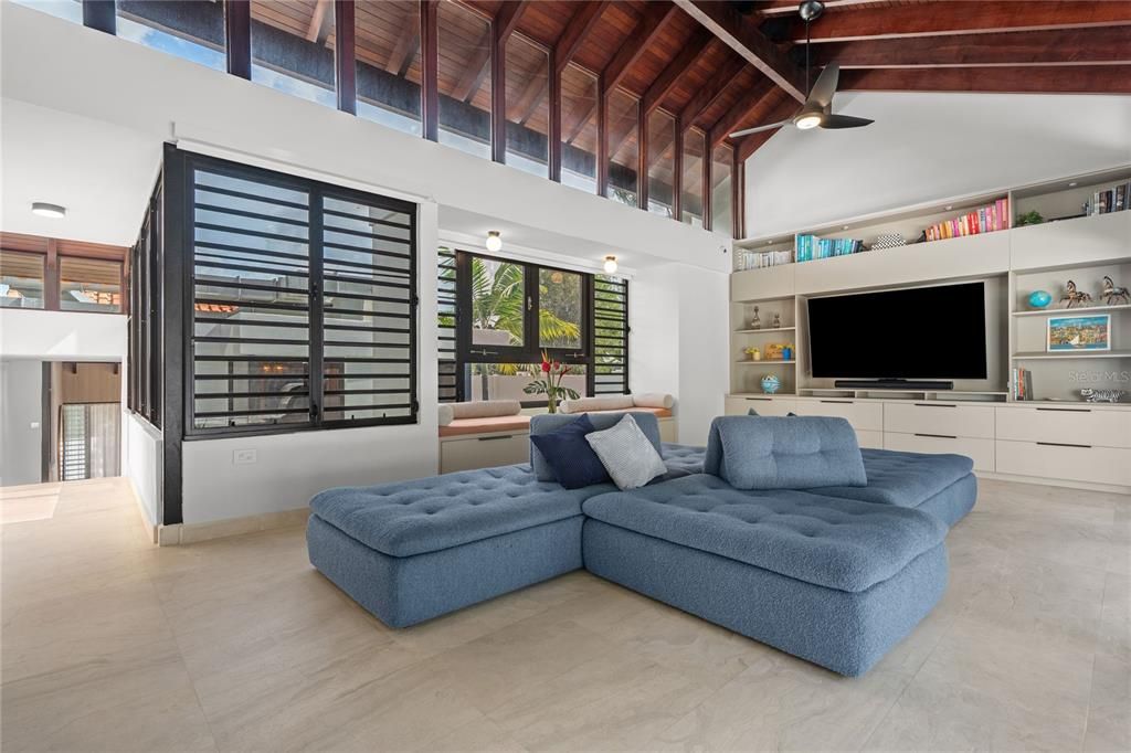 合同活跃: $2,250,000 (4 贝兹, 5 浴室, 3100 平方英尺)