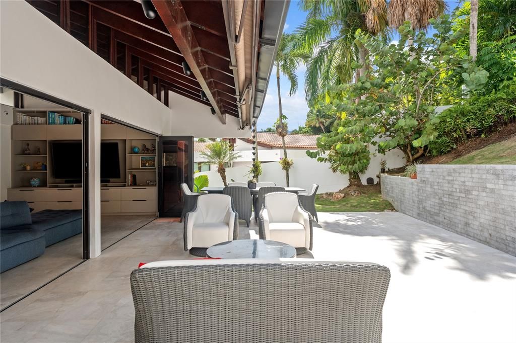 合同活跃: $2,250,000 (4 贝兹, 5 浴室, 3100 平方英尺)