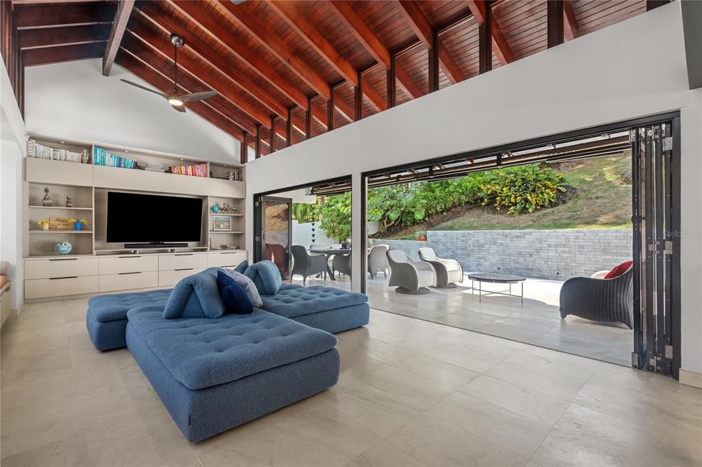 合同活跃: $2,250,000 (4 贝兹, 5 浴室, 3100 平方英尺)