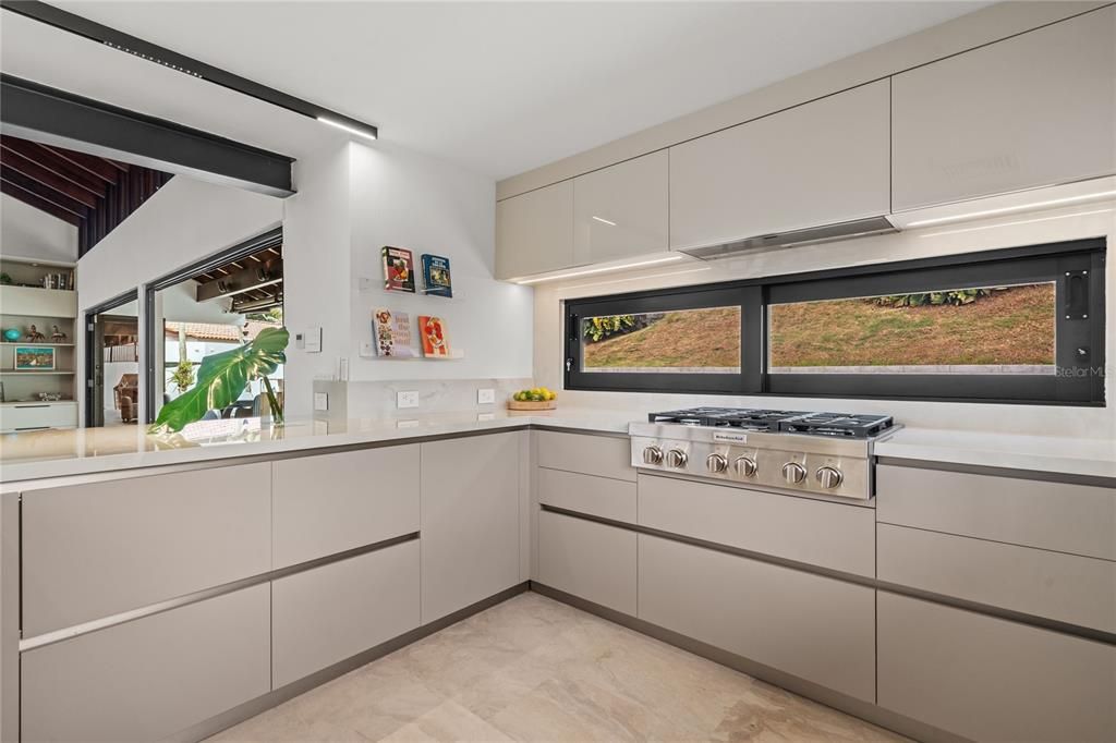 合同活跃: $2,250,000 (4 贝兹, 5 浴室, 3100 平方英尺)