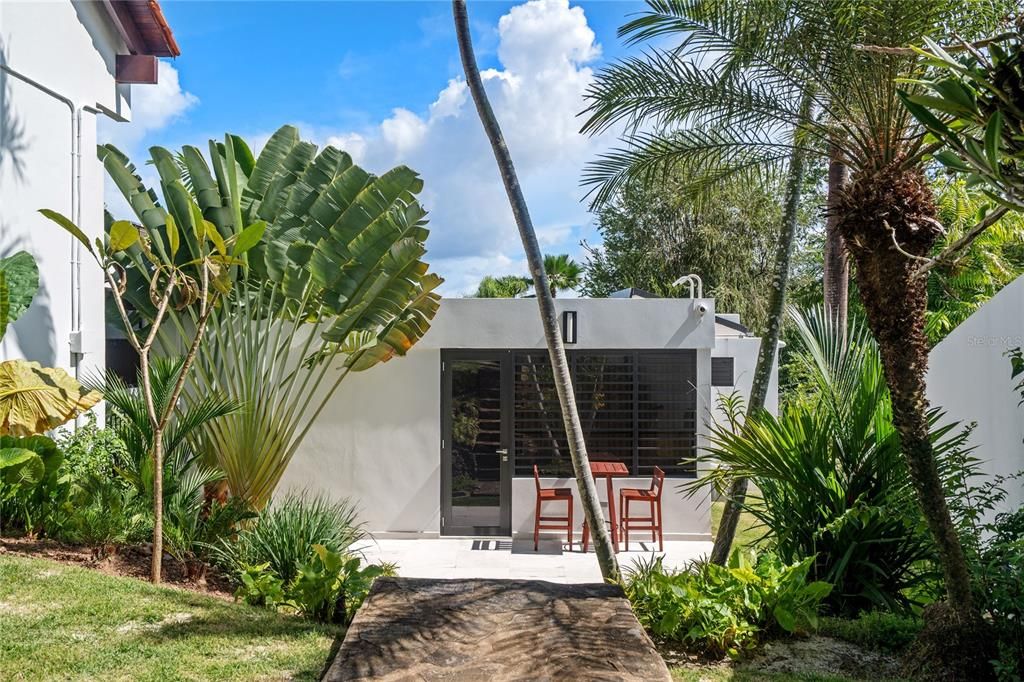 合同活跃: $2,250,000 (4 贝兹, 5 浴室, 3100 平方英尺)