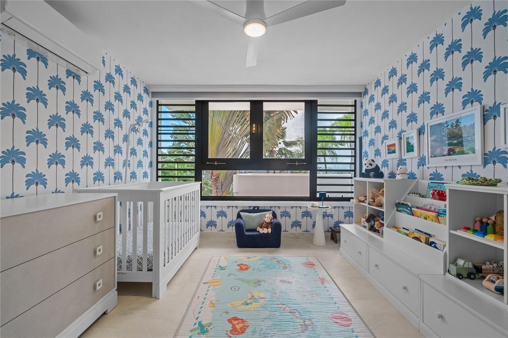 合同活跃: $2,250,000 (4 贝兹, 5 浴室, 3100 平方英尺)