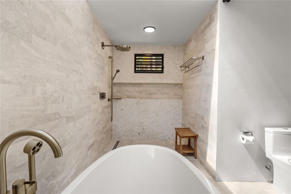 合同活跃: $2,250,000 (4 贝兹, 5 浴室, 3100 平方英尺)