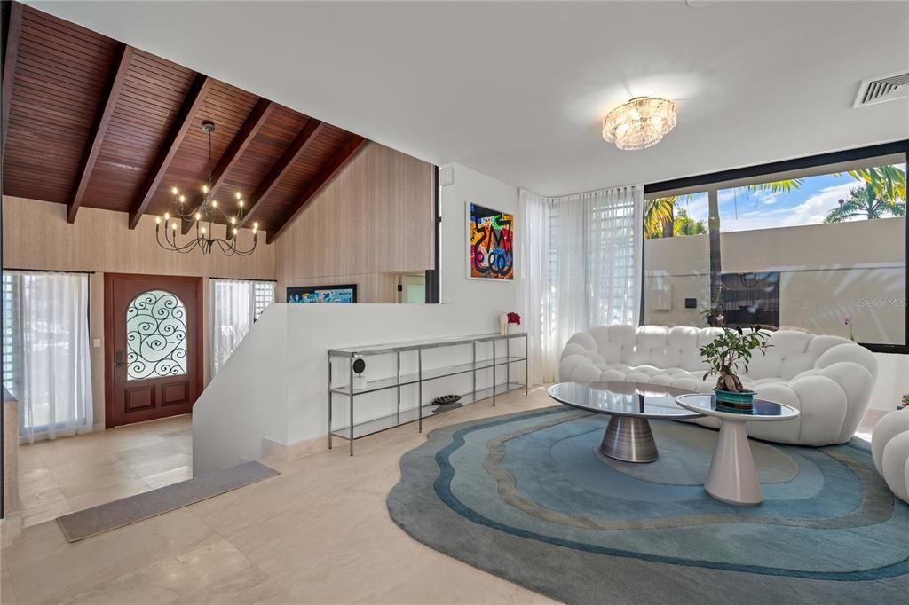 合同活跃: $2,250,000 (4 贝兹, 5 浴室, 3100 平方英尺)