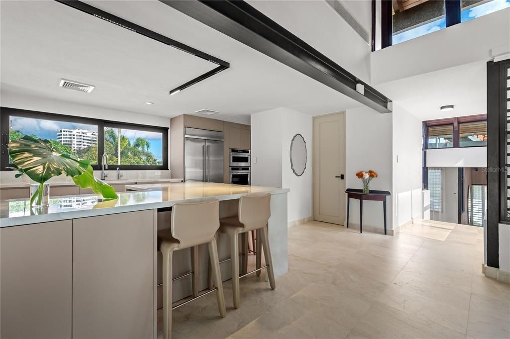 合同活跃: $2,250,000 (4 贝兹, 5 浴室, 3100 平方英尺)