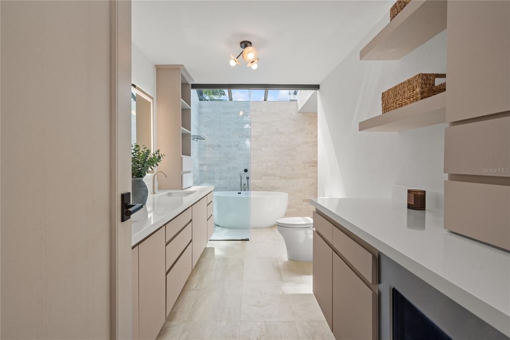 合同活跃: $2,250,000 (4 贝兹, 5 浴室, 3100 平方英尺)