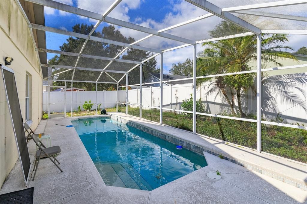 合同活跃: $319,000 (4 贝兹, 2 浴室, 1444 平方英尺)