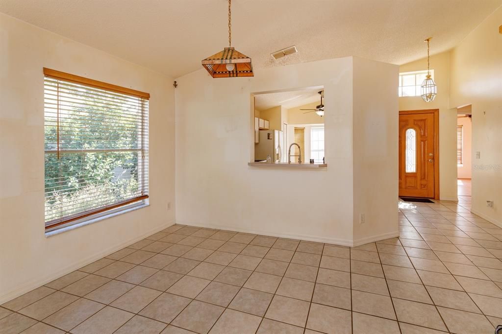 合同活跃: $319,000 (4 贝兹, 2 浴室, 1444 平方英尺)