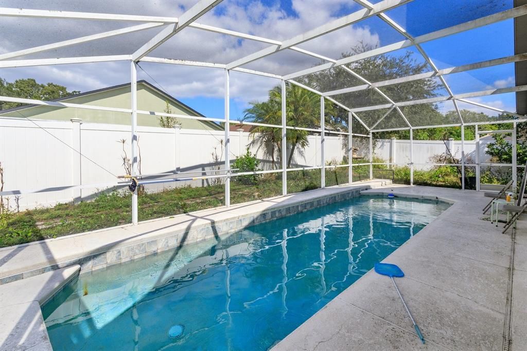 合同活跃: $319,000 (4 贝兹, 2 浴室, 1444 平方英尺)