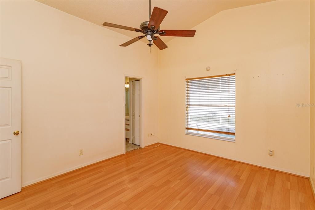 合同活跃: $319,000 (4 贝兹, 2 浴室, 1444 平方英尺)