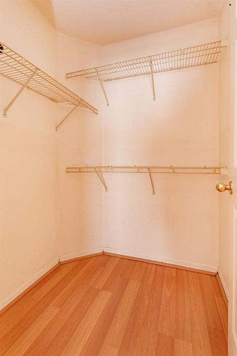 合同活跃: $319,000 (4 贝兹, 2 浴室, 1444 平方英尺)