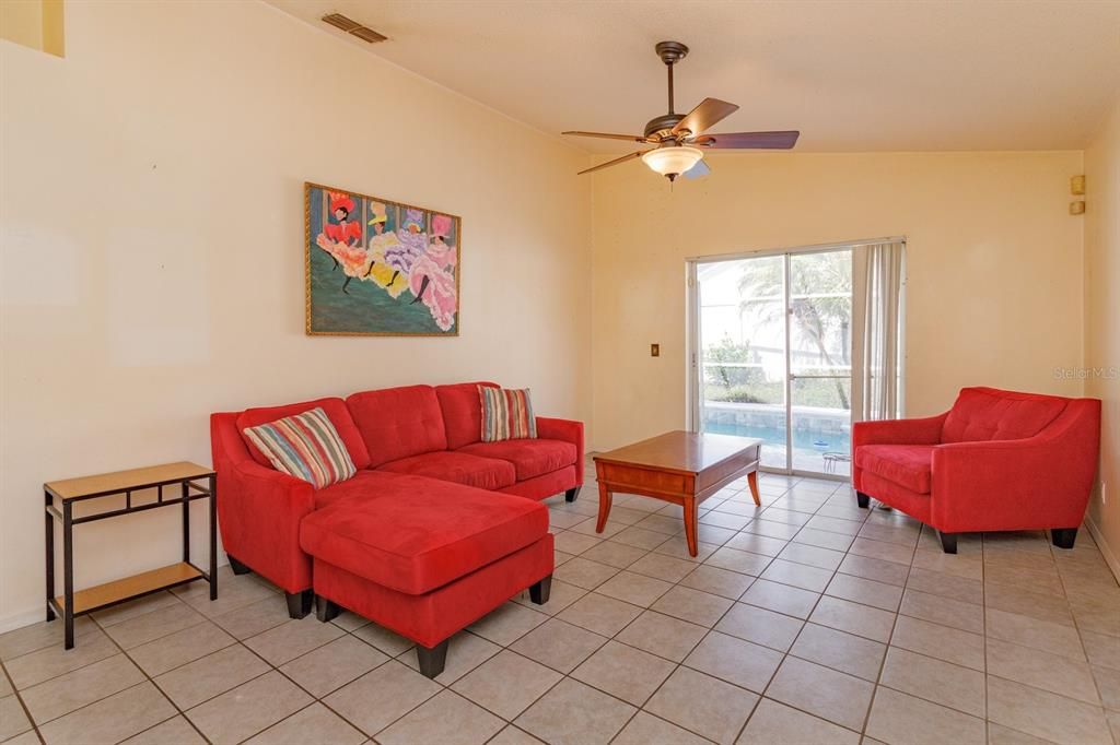 合同活跃: $319,000 (4 贝兹, 2 浴室, 1444 平方英尺)