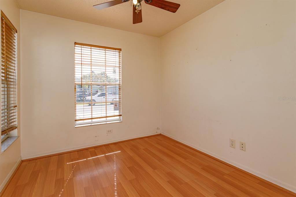 合同活跃: $319,000 (4 贝兹, 2 浴室, 1444 平方英尺)