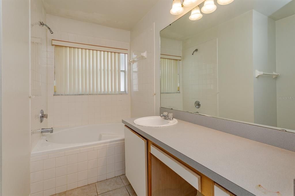 合同活跃: $319,000 (4 贝兹, 2 浴室, 1444 平方英尺)