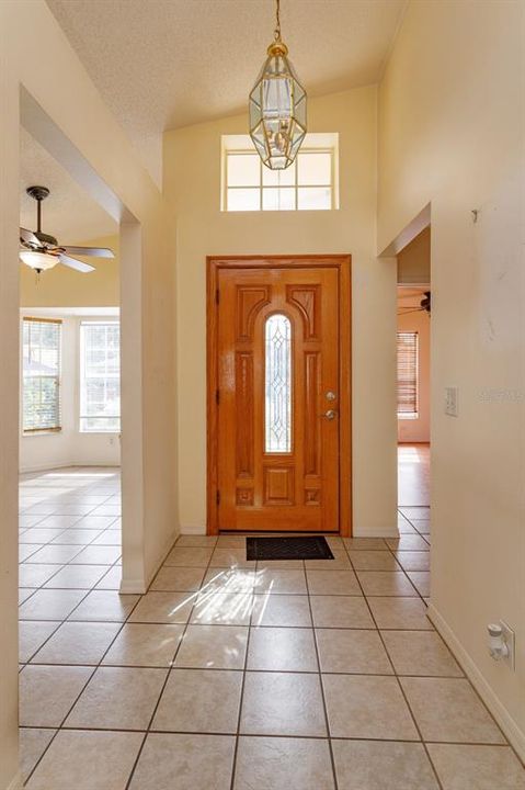 合同活跃: $319,000 (4 贝兹, 2 浴室, 1444 平方英尺)