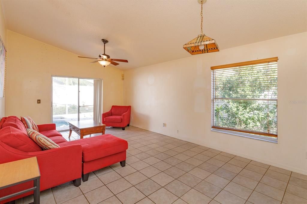 合同活跃: $319,000 (4 贝兹, 2 浴室, 1444 平方英尺)