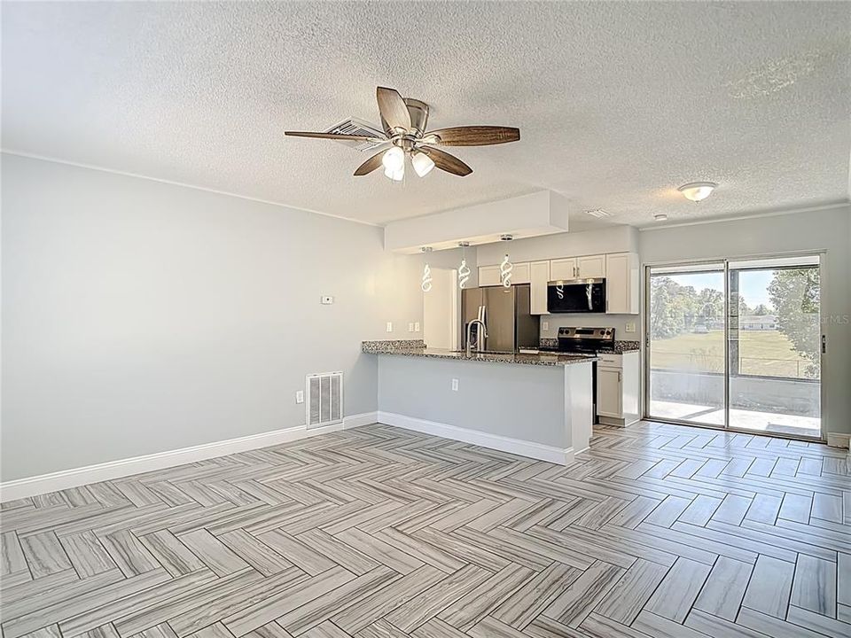Active With Contract: $205,000 (2 beds, 2 baths, 858 Square Feet)