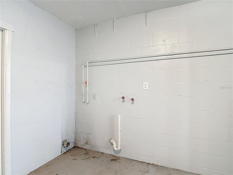 Active With Contract: $205,000 (2 beds, 2 baths, 858 Square Feet)