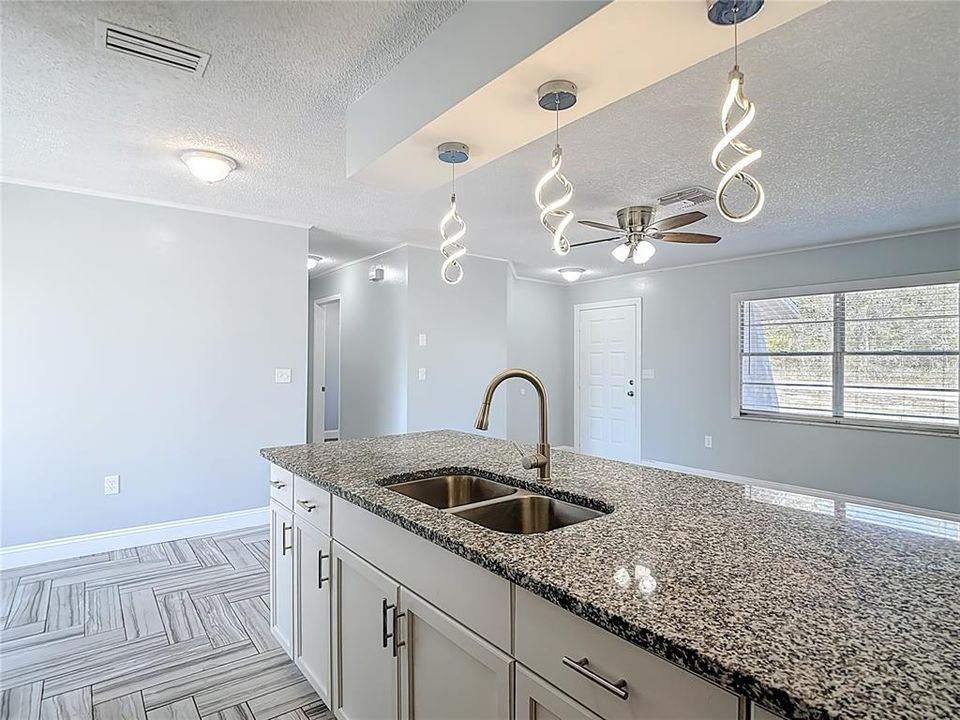 Active With Contract: $205,000 (2 beds, 2 baths, 858 Square Feet)