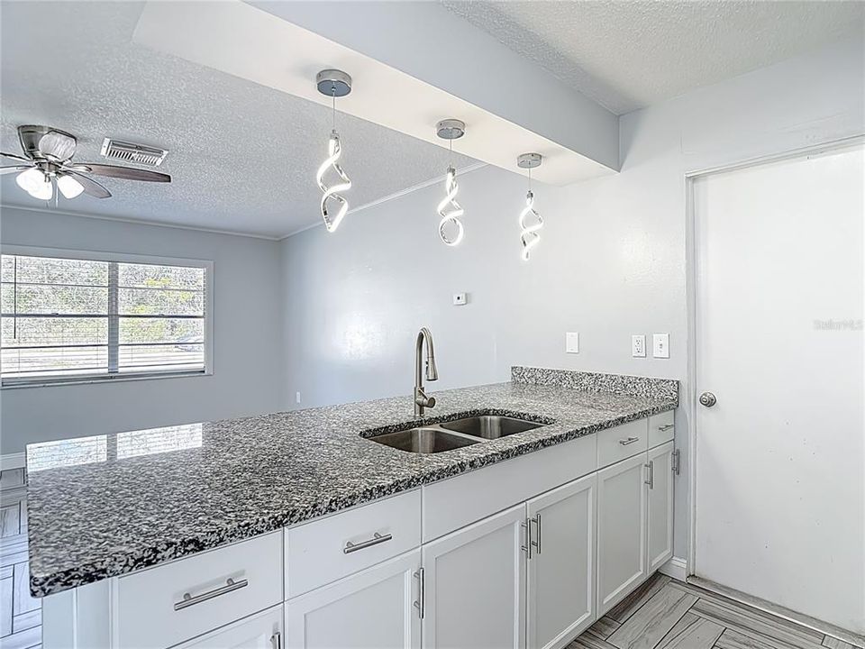 Active With Contract: $205,000 (2 beds, 2 baths, 858 Square Feet)