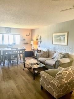 For Sale: $110,000 (1 beds, 1 baths, 735 Square Feet)