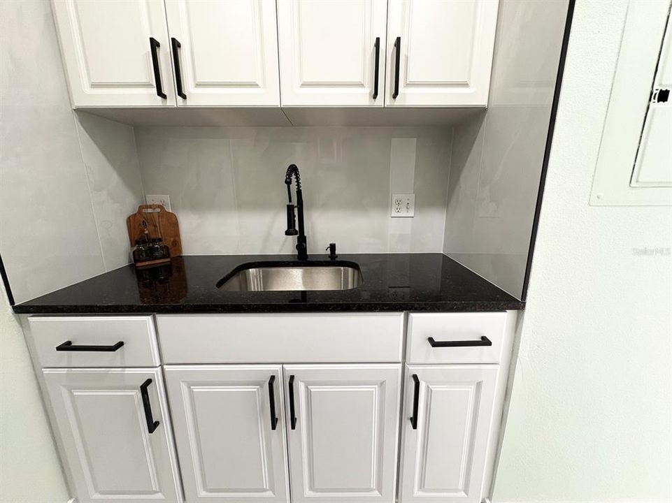 待售: $122,000 (0 贝兹, 1 浴室, 384 平方英尺)