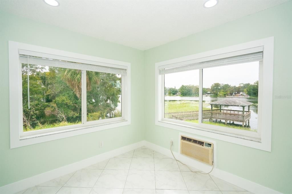 待售: $122,000 (0 贝兹, 1 浴室, 384 平方英尺)