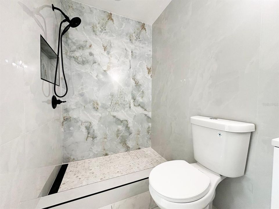 待售: $122,000 (0 贝兹, 1 浴室, 384 平方英尺)