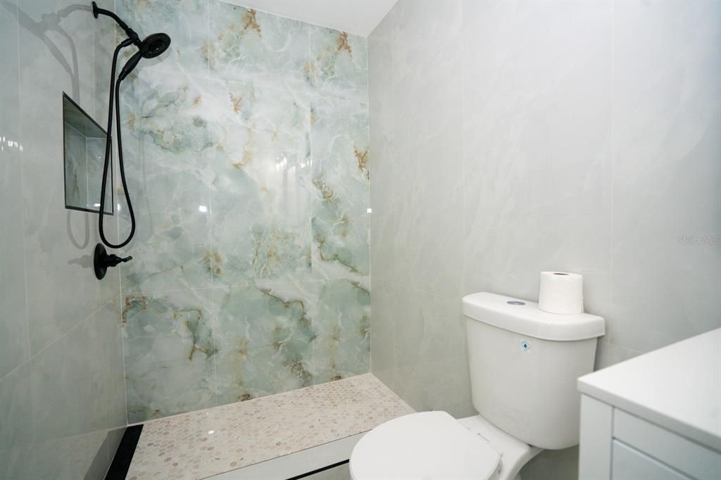 待售: $122,000 (0 贝兹, 1 浴室, 384 平方英尺)