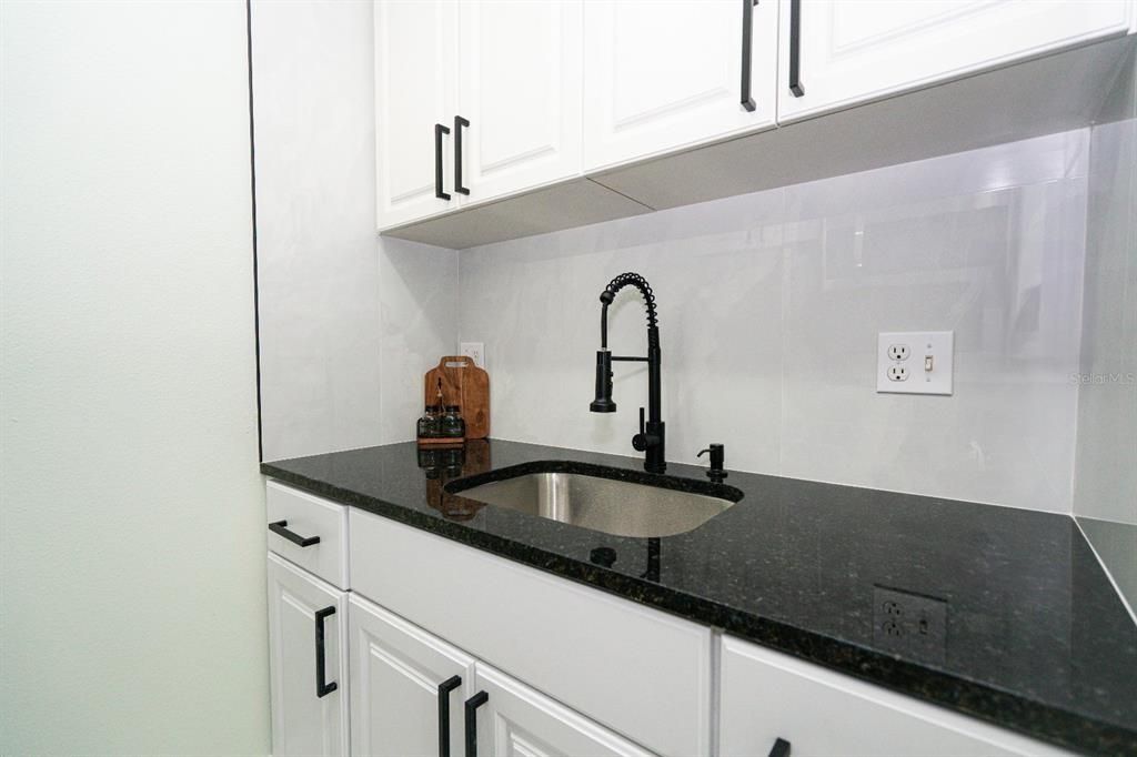 待售: $122,000 (0 贝兹, 1 浴室, 384 平方英尺)