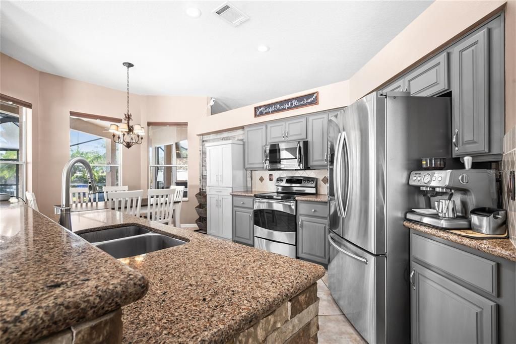 Под контрактом: $450,000 (3 спален, 2 ванн, 2214 Квадратных фут)