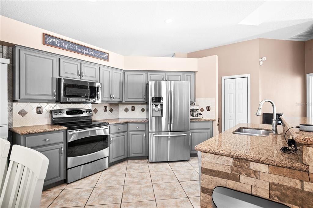 Под контрактом: $450,000 (3 спален, 2 ванн, 2214 Квадратных фут)