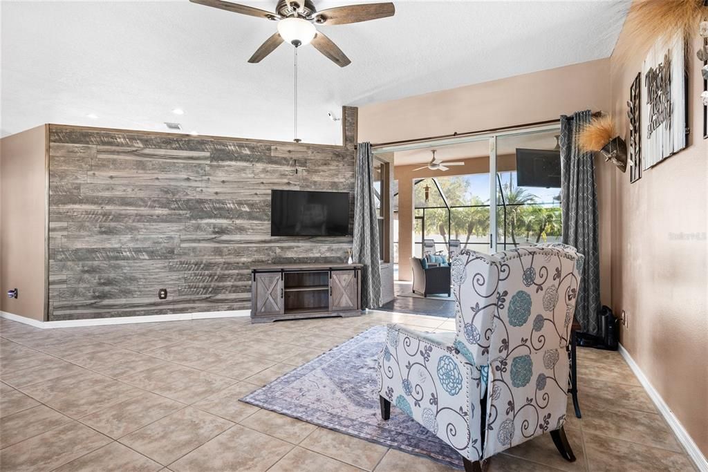 Под контрактом: $450,000 (3 спален, 2 ванн, 2214 Квадратных фут)