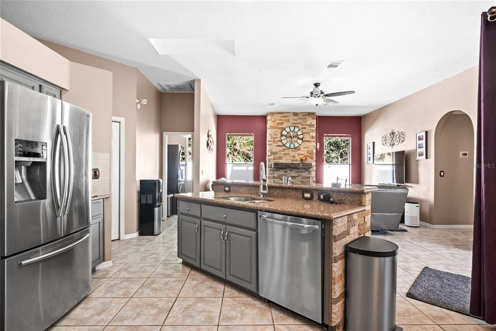 Под контрактом: $450,000 (3 спален, 2 ванн, 2214 Квадратных фут)