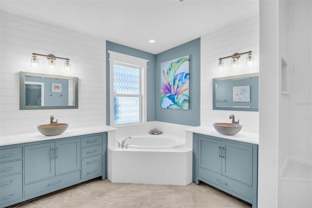 For Sale: $985,000 (4 beds, 3 baths, 2902 Square Feet)