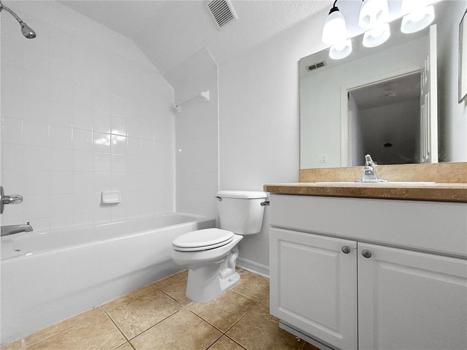 合同活跃: $325,000 (4 贝兹, 2 浴室, 1558 平方英尺)