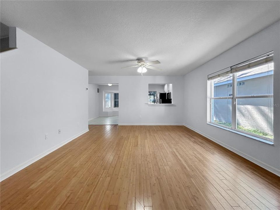 合同活跃: $325,000 (4 贝兹, 2 浴室, 1558 平方英尺)