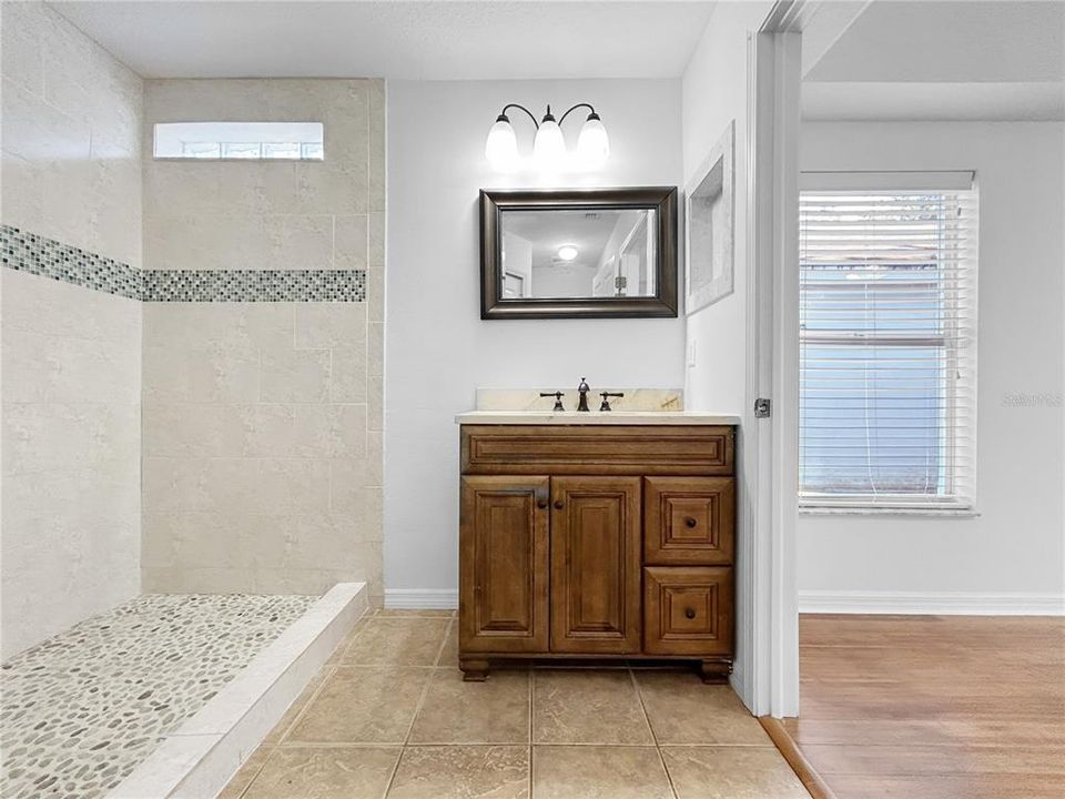 合同活跃: $325,000 (4 贝兹, 2 浴室, 1558 平方英尺)