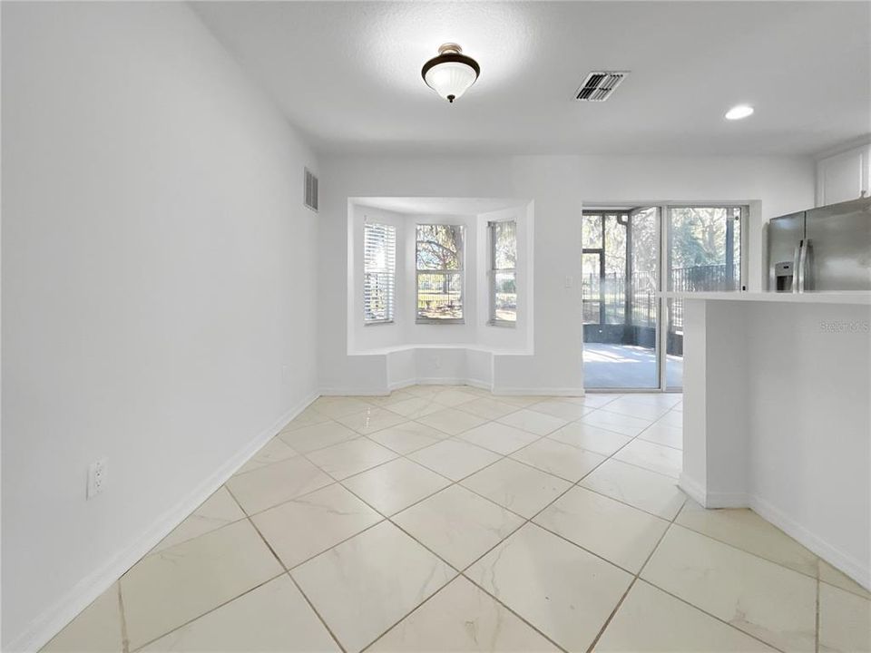 合同活跃: $325,000 (4 贝兹, 2 浴室, 1558 平方英尺)