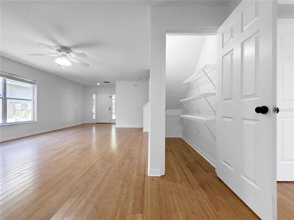 合同活跃: $325,000 (4 贝兹, 2 浴室, 1558 平方英尺)