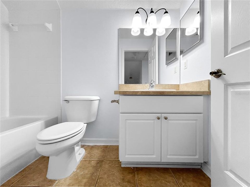 合同活跃: $325,000 (4 贝兹, 2 浴室, 1558 平方英尺)