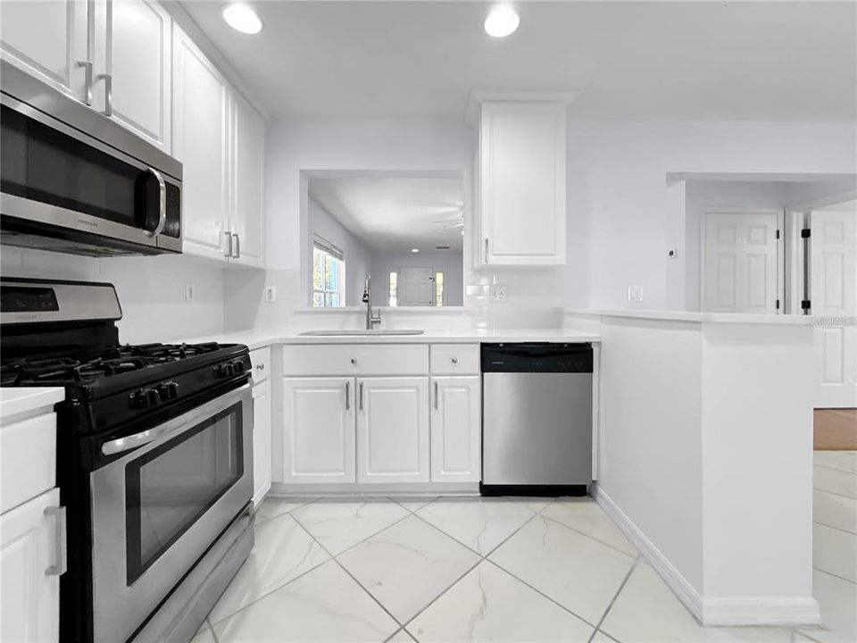 合同活跃: $325,000 (4 贝兹, 2 浴室, 1558 平方英尺)