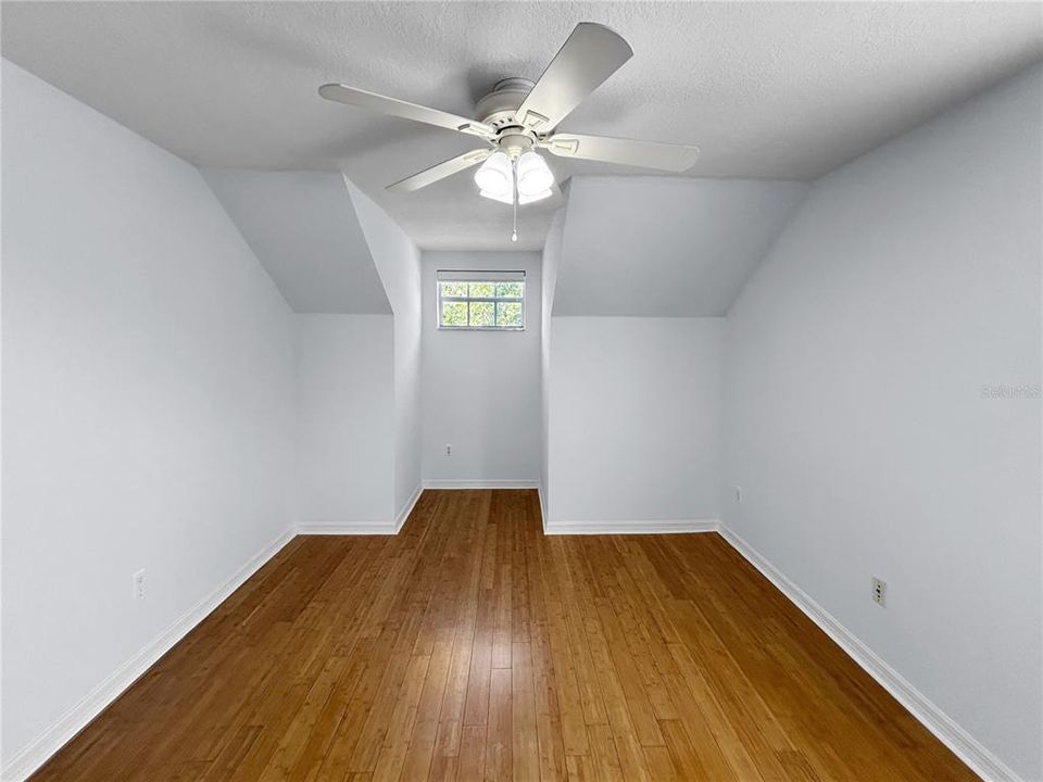 合同活跃: $325,000 (4 贝兹, 2 浴室, 1558 平方英尺)