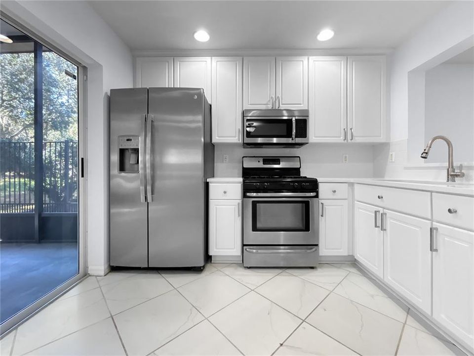 合同活跃: $325,000 (4 贝兹, 2 浴室, 1558 平方英尺)