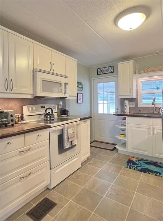 Active With Contract: $174,900 (2 beds, 2 baths, 1208 Square Feet)