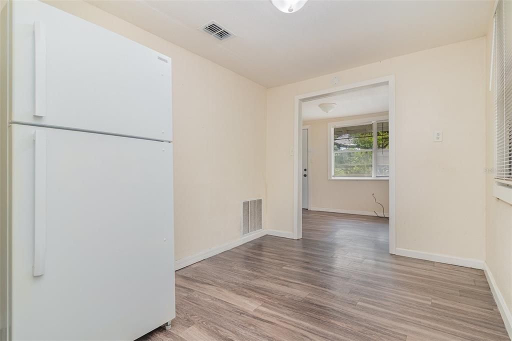 На продажу: $169,900 (2 спален, 1 ванн, 767 Квадратных фут)