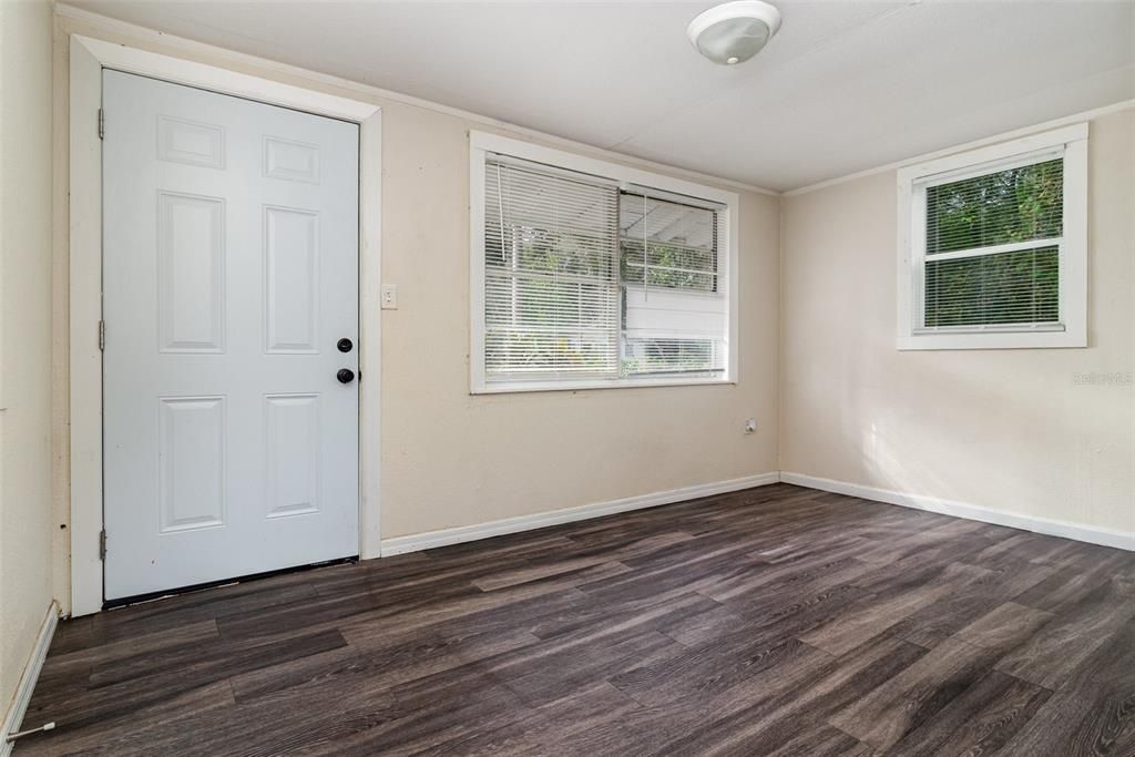 На продажу: $169,900 (2 спален, 1 ванн, 767 Квадратных фут)