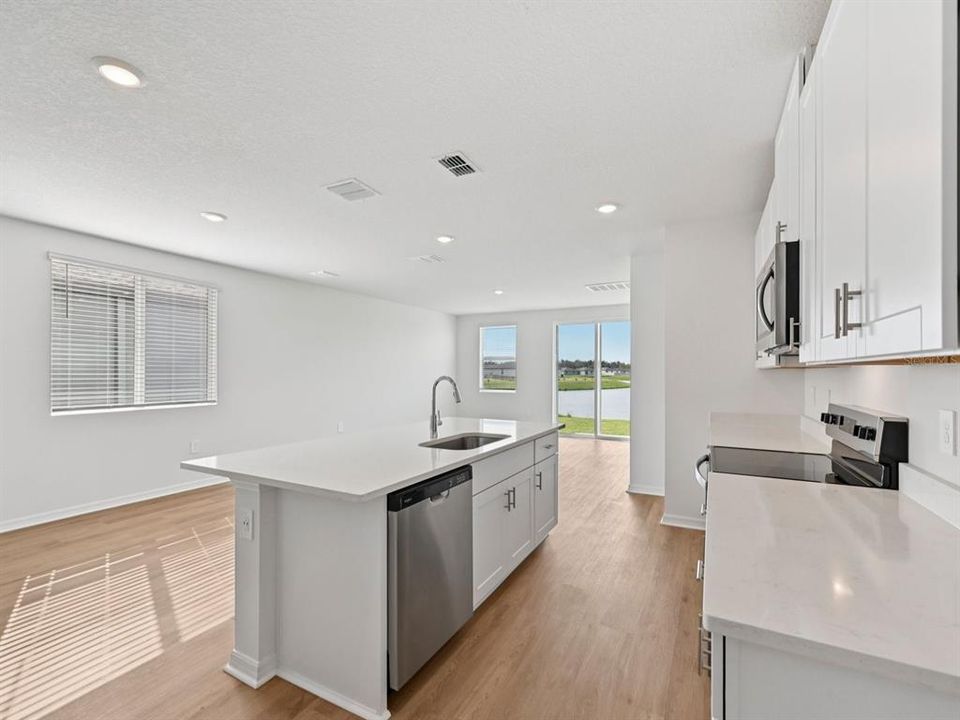 Под контрактом: $346,170 (4 спален, 2 ванн, 2168 Квадратных фут)